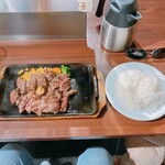 いきなりステーキ - 赤身！肩ロースステーキ300g、ライス大盛り