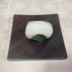 一幸庵 - 椿もち近影。こうするとヤワヤワの羽二重餅に錦玉羹を纏っているな、ってわかるかしらん。