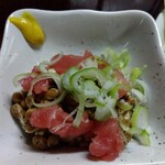 鶴亀 - まぐろ納豆 420円(税込)(2023年12月20日撮影)