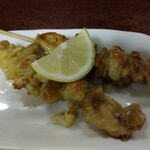 鶴亀 - 鶏皮２本 200円(税込)(2023年10月4日撮影)