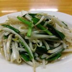 鶴亀 - ニラともやし炒め 350円(税込)(2023年11月8日撮影)