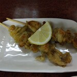 鶴亀 - 鶏皮２本 200円(税込)(2023年10月4日撮影)