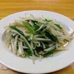 鶴亀 - ニラともやし炒め 350円(税込)(2023年11月8日撮影)