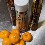 黒酢の郷 桷志田 - 黒酢ドレッシング、シェフの黒酢、フルーツ黒酢、駐車場にあった無人販売で購入した小みかん