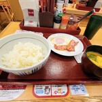 なか卯 - 目玉焼きベーコン朝食、360円