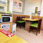 うどん市場 - 店内は古い雰囲気があります
電子レンジ、使ってくださいね☆