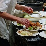 洋食コスギ - 手際よく盛られてます