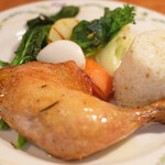 ラ スフォリーナ - 平日限定メイン料理 1100円 のアメリーゴ風 鶏モモ肉のロースト オレガノライス添え