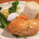 ラ スフォリーナ - 平日限定メイン料理 1100円 のアメリーゴ風 鶏モモ肉のロースト オレガノライス添え