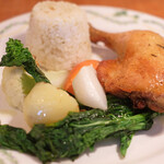 ラ スフォリーナ - 平日限定メイン料理 1100円 のアメリーゴ風 鶏モモ肉のロースト オレガノライス添え