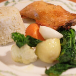 ラ スフォリーナ - 平日限定メイン料理 1100円 のアメリーゴ風 鶏モモ肉のロースト オレガノライス添え