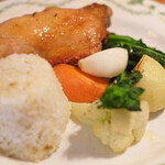 ラ スフォリーナ - 平日限定メイン料理 1100円 のアメリーゴ風 鶏モモ肉のロースト オレガノライス添え