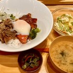 おぼんdeごはん - 国産牛焼肉とサーモンハラスのかば焼丼(1,480円)