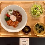 おぼんdeごはん - 『国産牛焼肉とサーモンハラスのかば焼丼』のサンプル。こんな感じで具材を綺麗に乗せていたら写真映えするのだが実際にはイマイチだった。