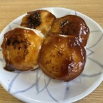 岩崎屋 - ふわふわの焼き饅頭に甘じょっぱい味噌のタレ