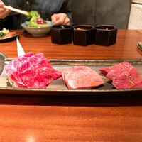 よろにく - 左から肩ロース、厚切り上タン、ハツ