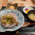 Irori ya - 本日いただいた”アワビ丼” 2,200円です。”温泉玉子”、”味噌汁”、”お新香”が付きます。