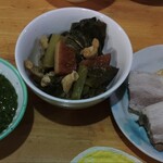 わだ屋 - 料理写真:お通しだけで十分な量　左からメカブに厚揚げ入りの煮物、一番右手は分厚いチャーシュー3枚と厚焼き玉子