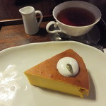 ごはんカフェ　三郎 - デザートセット（かぼちゃのケーキ、紅茶）＋450円