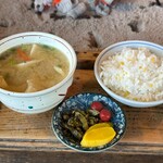 高森田楽保存会 - だご汁ととうきびご飯、高菜漬け等の漬物盛合せ