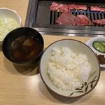 Yakiniku Sachi - サラダにはオレンジ色ボトルドレッシングの提供あり。