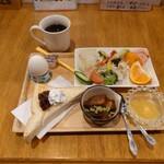 カフェ 四季 花花花花 - ホットコーヒー（モーニングサービス付き）500円
            　小倉生クリームを選択
            
            を注文してみた