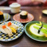 回転寿司ととぎん - ヒラメ炙りと芽ネギ