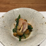 曙橋 かず - ショートコース７７００円。赤貝、きのこ、春菊のおろし和え。赤貝の旨味を感じられる味付けです。