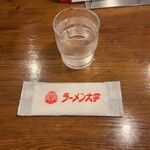 Ramen Daigaku Saku Inta- Ten - 水和湿巾。