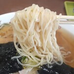 中華そば八千代 - 固めに頼んだ自家製細縮れ麺はスープによく絡みます♪