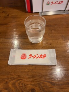 Ramen Daigaku Saku Inta- Ten - 水和湿巾。
