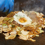 Okonomiyaki Tsunagu - 独自にブレンドした焼ソバソース