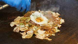 Okonomiyaki Tsunagu - 独自にブレンドした焼ソバソース