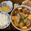 Sakuzaemon - ピリ辛肉汁うどん大辛に肉増し、生卵トッピング。更にランチセットの唐揚げライス付