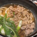 むすびむさし - むさしの肉うどん　単品　830円　お出汁が好みで最後まで飲んじゃう。