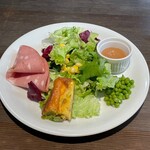 Zio - 前菜のサラダ。ドレッシングは赤玉ねぎとバルサミコ。