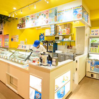 デザートには、アメリカ生まれ・沖縄育ちのブルーシールアイス