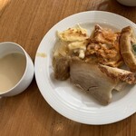 ザ・ループ ホテルアゴーラ大阪守口 - グラタン、ラザニア、サーモンのパイ包み、ポーク、豚肉の煮込み(甘めの和風味付け)