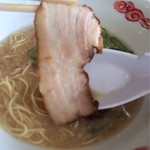 博多ドラゴンラーメン - フチに色の付いたチャーシュー。