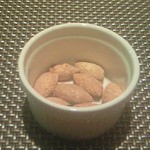 ナトレーザ - お待たせするから、とサービスで出してくれた殻付きアーモンド