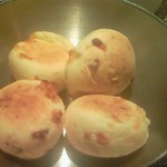 ナトレーザ - ポン・デ・ケージョ。チーズの焼きパン。キャッサバを使っており、もちもちした食感が素敵です