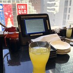 A5仙台牛燒肉吃到飽 肉十八 仙台站前店 - ワンコイン焼肉ランチのドリンク（オレンジ）