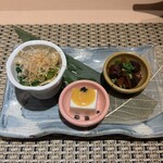 Kashiwa Sushidokoro Akazu Arima - 前菜3種(青菜のお浸し・胡麻豆腐・マグロの甘露煮)