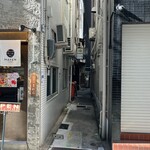 カルータラ - この路地の中を、入って行きます