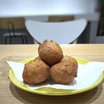 Gokayama toufu soi kafe - ◆おから豆乳ドーナツ(550円）・・揚げたてです。 ＊おからの食感や味わいはほぼ感じず、豆乳を足してあるのでマイルドで美味しい。
