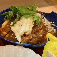 高麗橋桜花 - 　メインの、煮込みハンバーグ　※マカロニも乗っちゃう