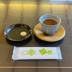 鍵善良房 - 落雁とお茶