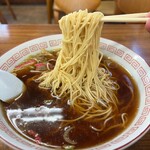 正華楼 - 麺リフト。柔らかめに茹でてる様です。