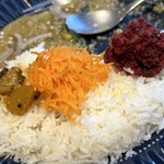 ワンテーブル - 左からビーツとダルのチャトニ、真ん中人参ラペ、パパイヤのピクルス