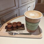 Green bean to bar chocolate - 20231222ホットカフェラテとエクレア